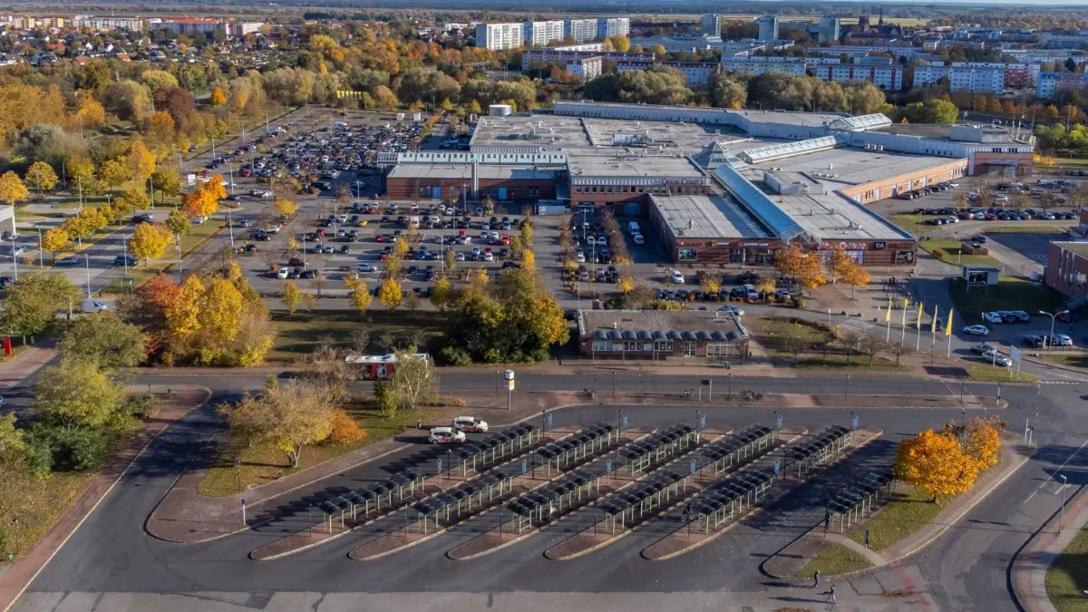 Blick auf den ZOB in Schwedt. Rund um den Busbahnhof soll eine Drehscheibe für den ÖPNV in der östlichen Uckermark entstehen und das Herz der Transformation der Wirtschaft. Das Vorhaben kostet viele Millionen Euro. Die Politik muss nun sorgfältig abwägen, welche Investitionen sich lohnen und welche im wahrsten Sinne des Wortes in den märkischen Sand gesetzt sind.
Schwedt, 01.11.2023: Blick auf den ZOB in Schwedt, die roten Markierungen auf der freien Fläche sind keine Fahrbahnmarkierung