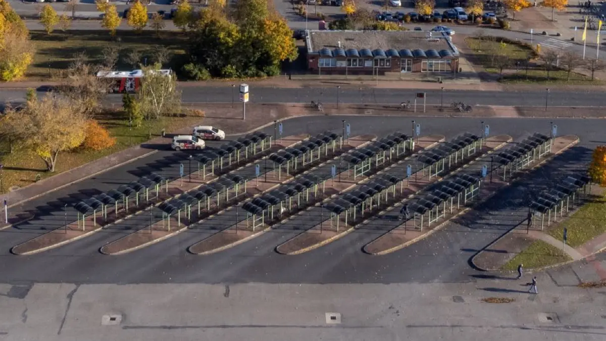 Blick auf den ZOB in Schwedt. Rund um den Busbahnhof soll eine Drehscheibe für den ÖPNV in der östlichen Uckermark entstehen und das Herz der Transformation der Wirtschaft. Das Vorhaben kostet viele Millionen Euro. Die Politik muss nun sorgfältig abwägen, welche Investitionen sich lohnen und welche im wahrsten Sinne des Wortes in den märkischen Sand gesetzt sind.
Schwedt, 01.11.2023: Blick auf den ZOB in Schwedt, die roten Markierungen auf der freien Fläche sind keine Fahrbahnmarkierung