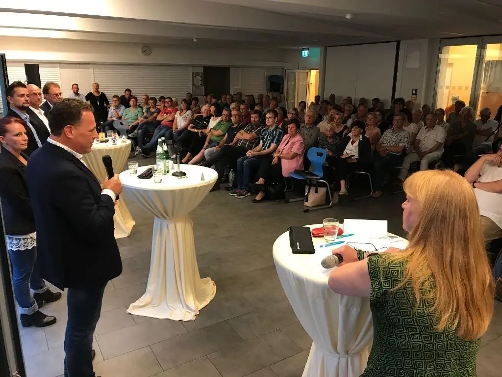 Viele Gäste, viele Fragen: Beim Bürgermeister-Wahlforum in Grünheide haben Thomas Wötzel, Nicole Blisse, Tobias Jurchen, Uwe Werner und Arne Christiani (v.l.) Fragen von Moderatorin Anke Beißer und aus dem Publikum beantwortet.