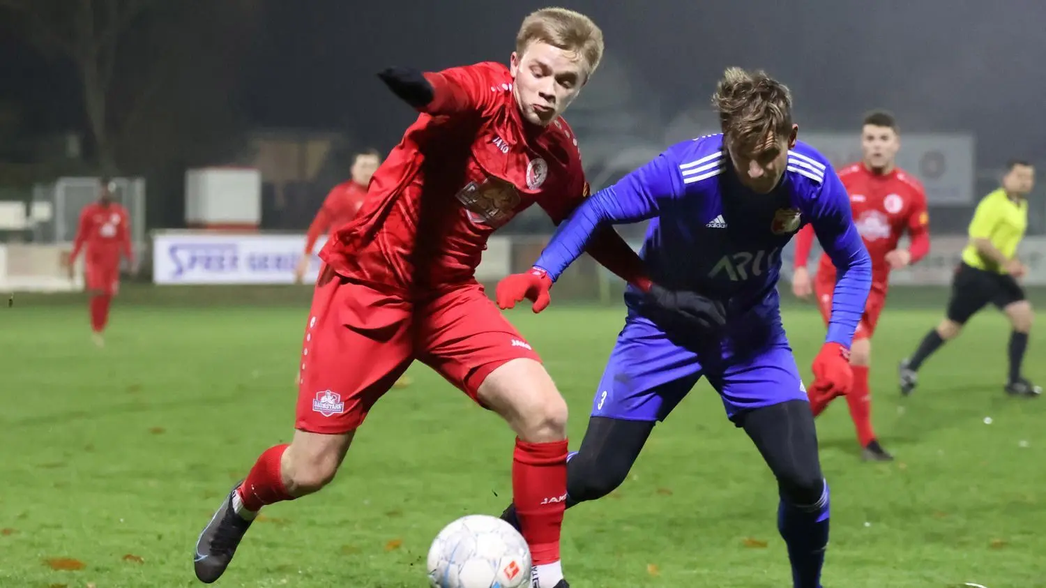 Abendspiel: Bereits am Freitagabend eröffnete Victoria Seelow (hier Theo Hahn im Zweikampf mit Gordan Griebsch) bei Frankonia Wernsdorf den 12. Spieltag der Brandenburgliga.