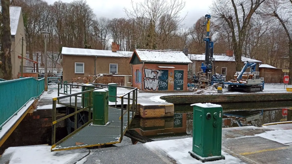 Ein großer Bohrer und Metallrohre zeigen, dass auch die Sanierungen an der Schleuse Kupferhammer begonnen haben. In die grünen Kästen werden die Kurbeln zum Öffnen und Schließen der Schleuse gesteckt.
Ein großer Bohrer und Metallrohre zeigen, dass auch die Schleuse Kupferhammer saniert wird. In die grünen Kästen werden die Kurbeln zum Öffnen und Schließen der Schleuse gesteckt.