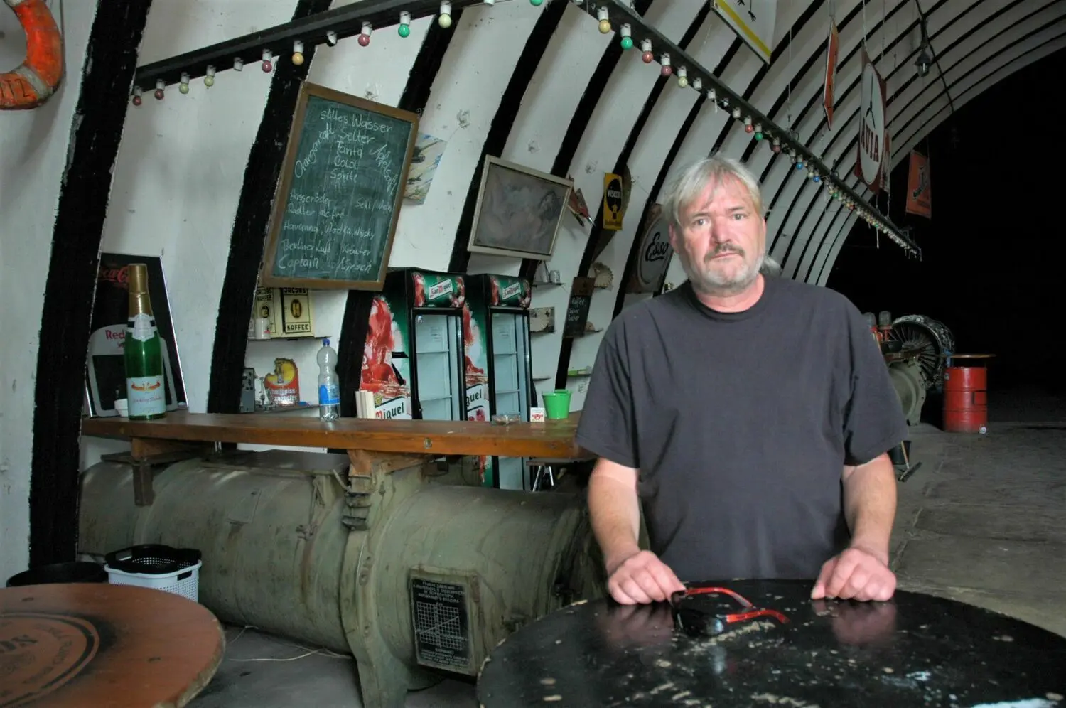 Auf zahlende Besucher angewiesen: Birk Bolten, Leiter des Luftfahrtmuseums Finowfurt, steht im Shelter 8, der als Airfield-Casino betrieben wird. Die Einrichtung kommt gänzlich ohne Zuschüsse der öffentlichen Hand über die Runde.