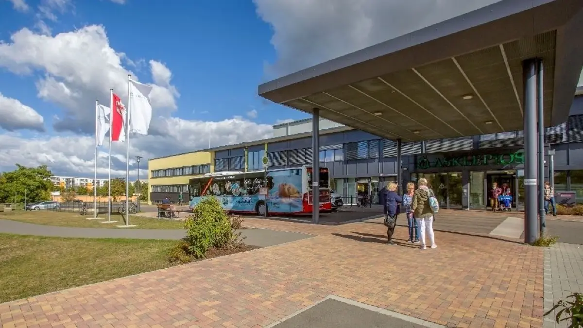 Tatort Asklepios-Klinikum Uckermark: Ein 46-jähriger Mann hat am Donnerstagabend auf der gynäkologischen Station randaliert und mehrere Mitarbeiterinnen verletzt.
Schwedt, 25.09.018: Außenansicht Asklepios-Klinikum Uckermark