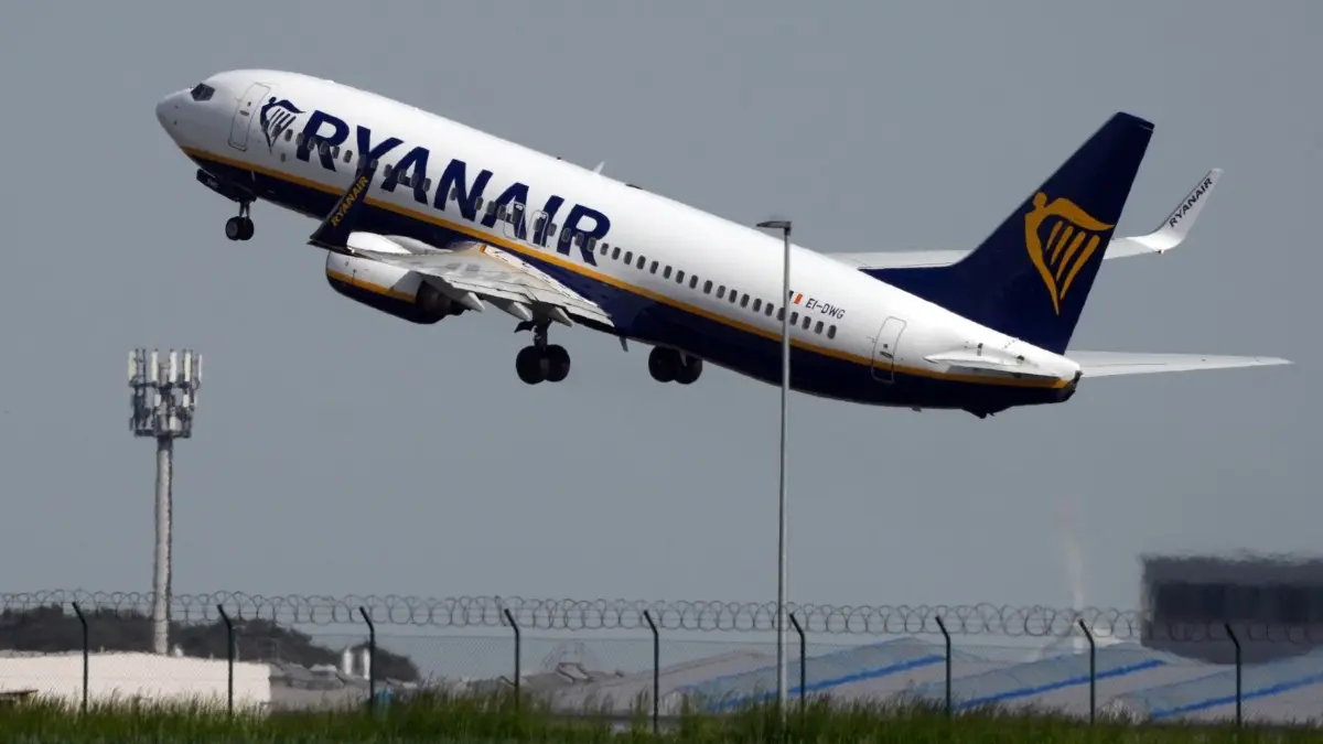 Ungewöhnliches Flugmanöver: Ein Ryanair-Jet (hier ein Symbolfoto) kreiste am Mittwoch gut eine Stunde lang über Ulm.
ARCHIV - 22.05.2023, Berlin, Schönefeld: Eine Boeing 737 der Fluggesellschaft Ryanair startet hinter einer grünen Wiese vom Flughafen Berlin Brandenburg (BER) «Willy Brandt». Europas größte Direktfluggesellschaft Ryanair will auch ihr künftiges Wachstum vor allem außerhalb Deutschlands organisieren. (zu dpa «Ryanair: Wachstum wird vor allem außerhalb Deutschlands stattfinden») Foto: Soeren Stache/dpa +++ dpa-Bildfunk +++