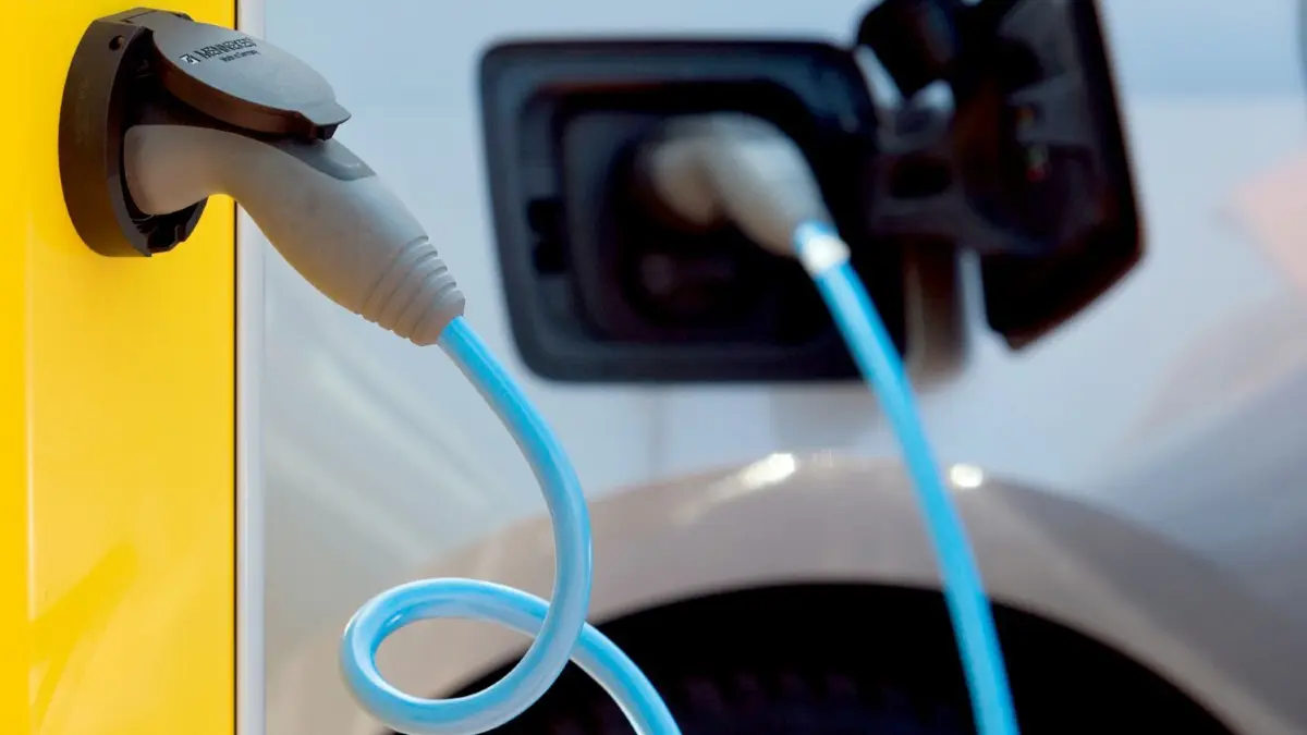 Fehrbellins Verwaltung braucht ein neues Fahrzeug – am liebsten ein Elektroauto – darf aber nicht selbst entscheiden. Darauf bestehen die Gemeindevertreter. (Symbolbild)
ARCHIV - 11.03.2014, Bernau: Ein Auto mit Plug-in-Hybridtechnik steht an einer E-Ladesäule. (zu dpa «Umweltschützer: Kaufprämie für Verbrenner «durch die Hintertür»») Foto: Patrick Pleul/dpa-Zentralbild/dpa +++ dpa-Bildfunk +++