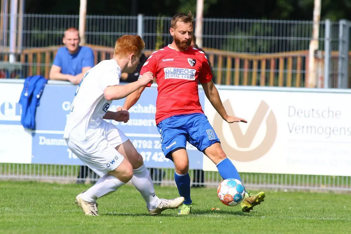 Diesmal vorn links zu finden: Marcin Krystek (am Ball) beackert scheinbar jeden Quadratmeter auf dem Rasen. Schon zu Zeiten beim SV Altlüdersdorf gehörte er