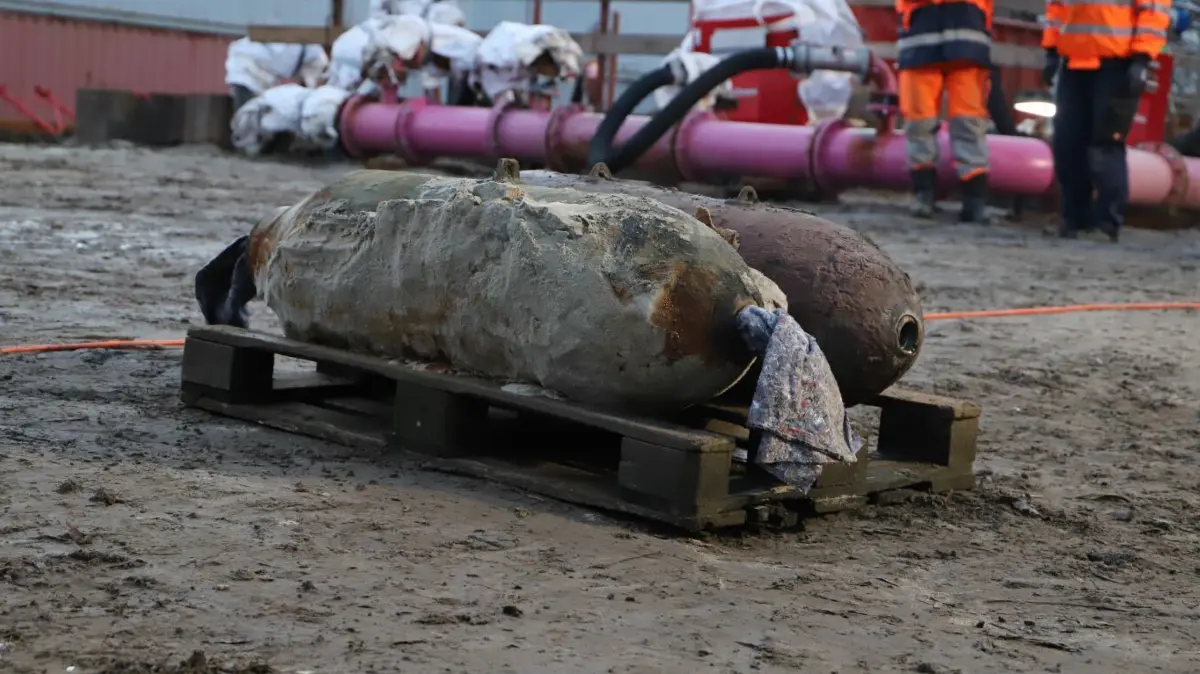 Bereits Ende 2022 wurden zwei 250-Kilogramm-Bomben aus dem Zweiten Weltkrieg in Oranienburg erfolgreich entschärft. (Archivbild)
Zwei 250 Kilogramm Bomben Blindgänger Bombe aus dem Zweiten Weltkrieg in Oranienburg erfolgreich entschärft am 7. 12. Dezember 2022, Fundort an der ehemaligen Friedenthaler Schleuse, mechanische Zünder, fünf Stunden hat Entschärfung vom KMBD gedauert, Bomben Nummer 218 und 219 seit 1990er-Jahren, Foto: Marco Winkler