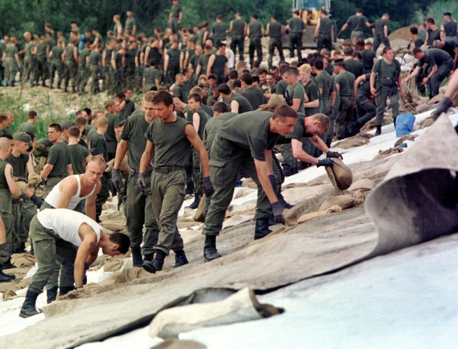 Hohenwutzen 1997: Bundeswehrsoldaten befestigen einen gebrochenen Deich.