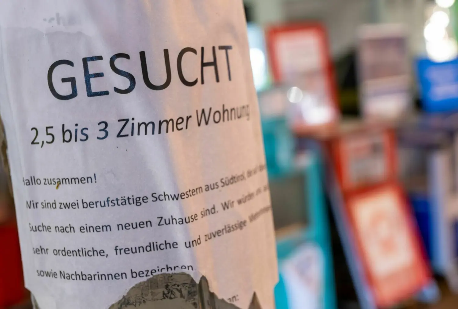 Mit einem Zettel an einem Laternenmast versuchen zwei Frauen eine Wohnung zu finden. (Symbolbild)