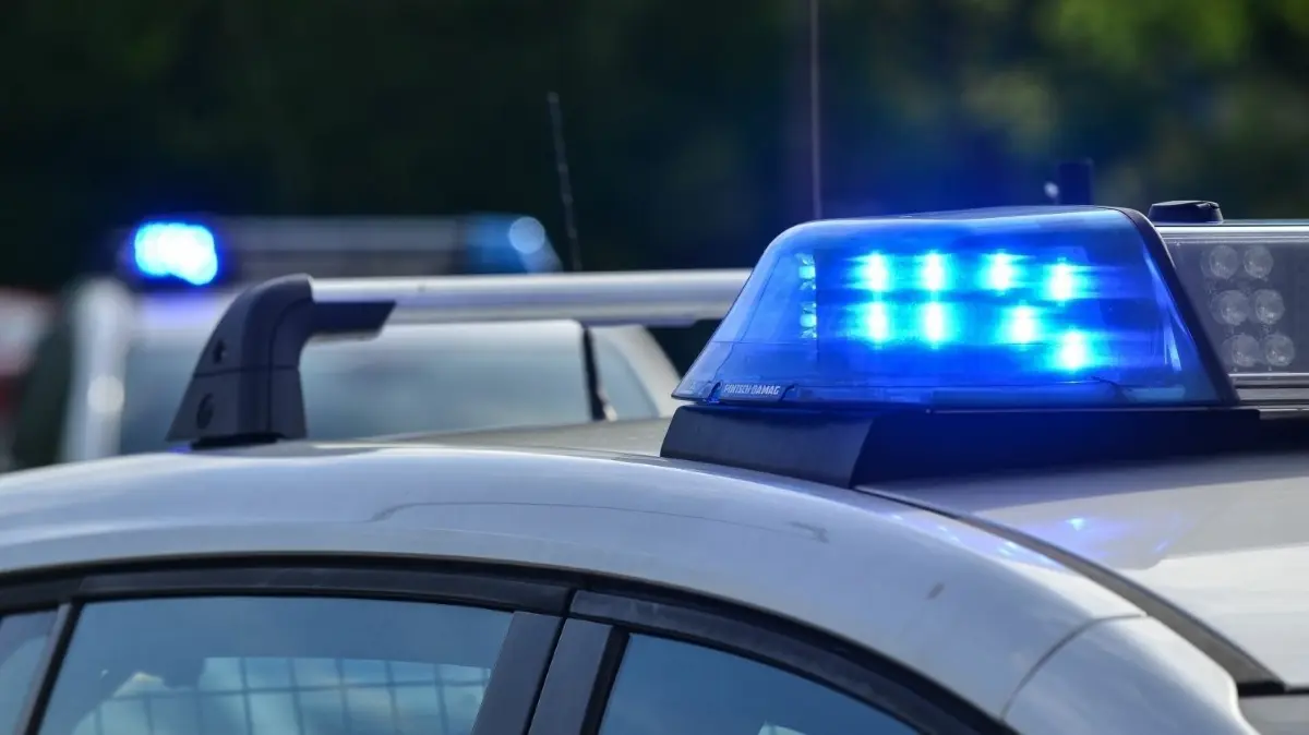 Die Polizei in Fürstenwalde konnte einen Diebstahl aufklären, ein Tatverdächtiger wurde schlafend entdeckt. (Symbolbild)
Symbolbild Polizei Blaulicht Kriminalpolizei Kripo Absperrung