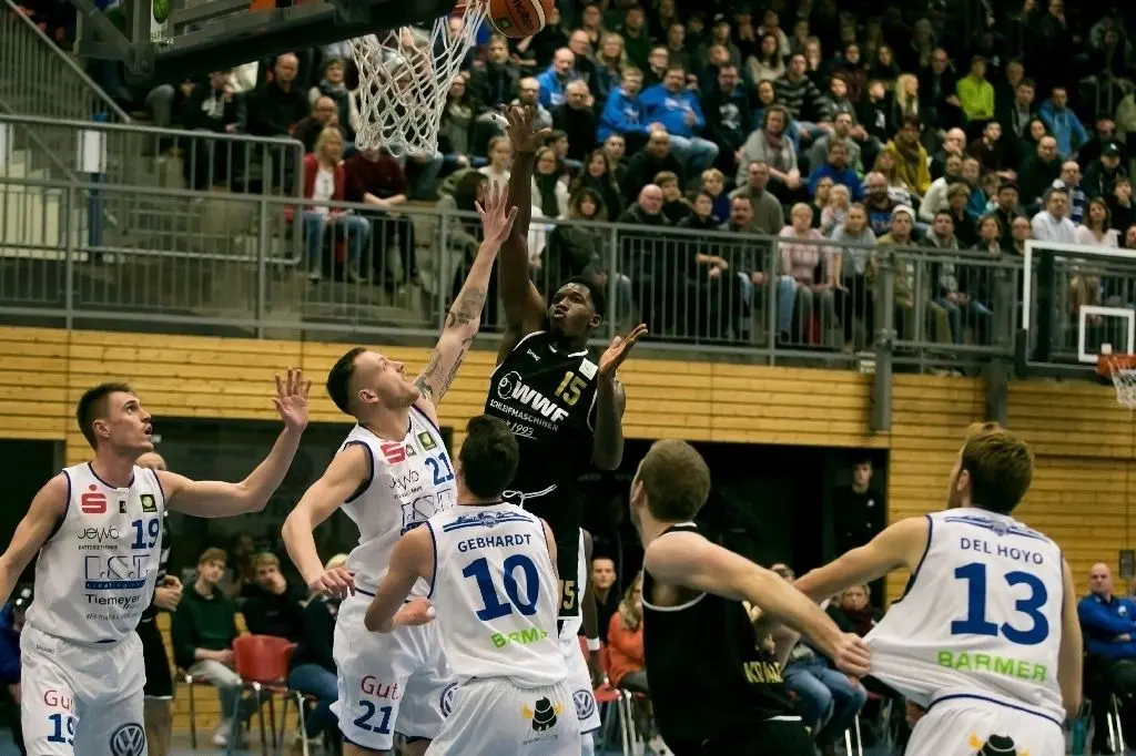 Nicht zu stoppen: Quadir Welton (schwarzes Trikot) macht trotz harter Bedrängnis die nächsten Punkte für die Gäste aus dem Barnim.