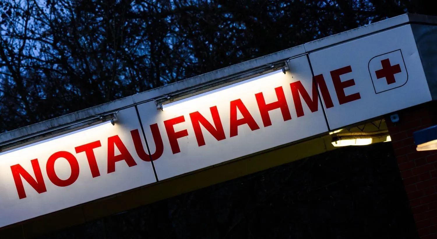 Statt ins heimische Bett ins Krankenbett: Manchmal geht es für die Sportler mit dem Rettungsdienst in die Notaufnahme, nachdem sie sich verletzt haben.