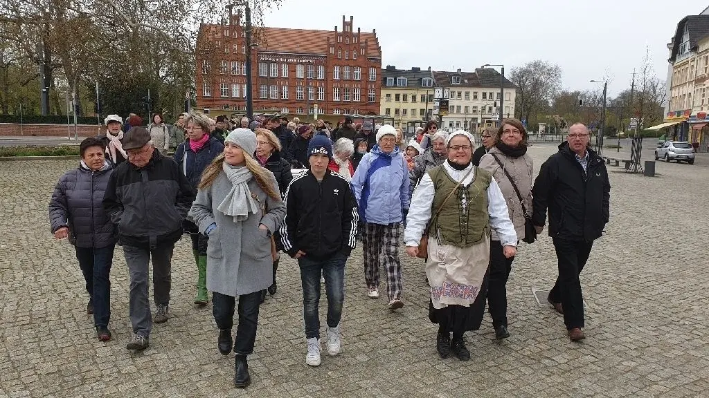 Auf dem Nicolaiplatz an der Medizinischen Hochschule startete der gesunde Stadtspaziergang, der u. a. über den Gotthardtkirchplatz führte.
