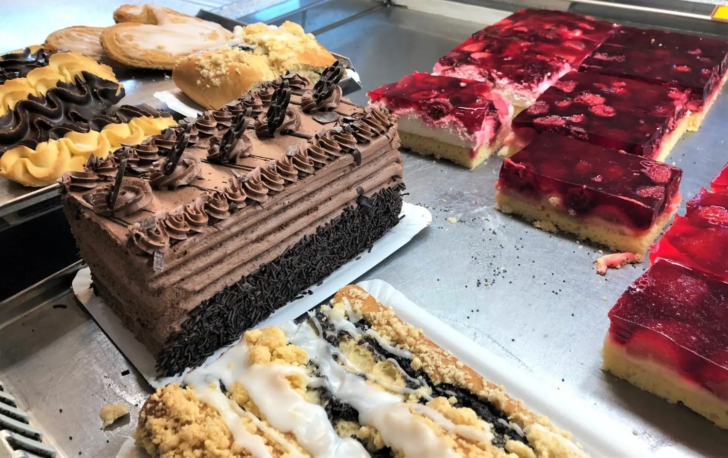 Nicht nur Brot und Brötchen werden in Eigenproduktion hergestellt, sondern auch Streuselkuchen und Schweineohren, saisonale Blechkuchen, Torten und Kekse.