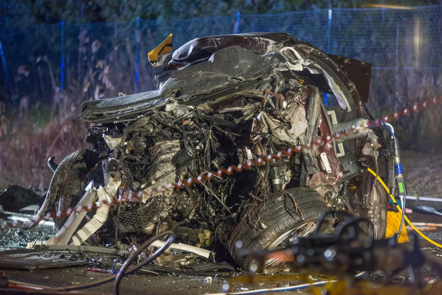 Schwerer Unfall: Ein Mercedes prallte auf der Ortsverbindung zwischen Mühlenbeck und Summt gegen eine Autobahnbrücke an der A10.