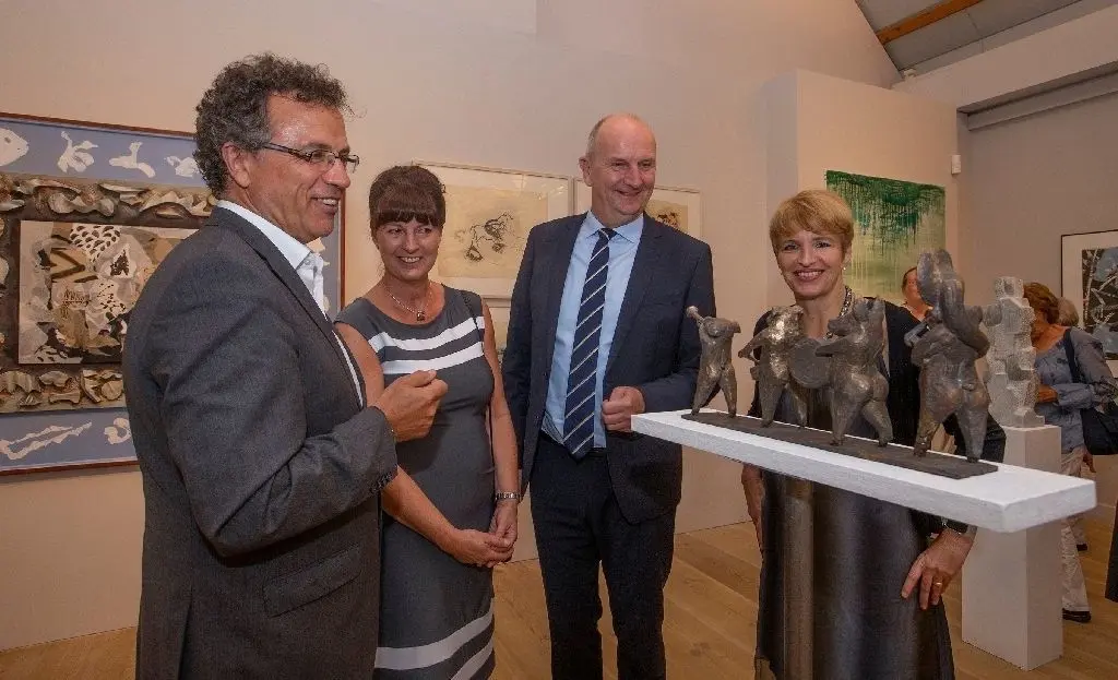 Neuhardenberg, 23.0.2- BrandenburgischeKunstpreis
Verleihung und Ausstellung
v.l.n.r. Frank Mangelsdorf, Frau Susanne Woidke, Ministerpraesident Dietmar Woidke und Ministerin Martina Muench.