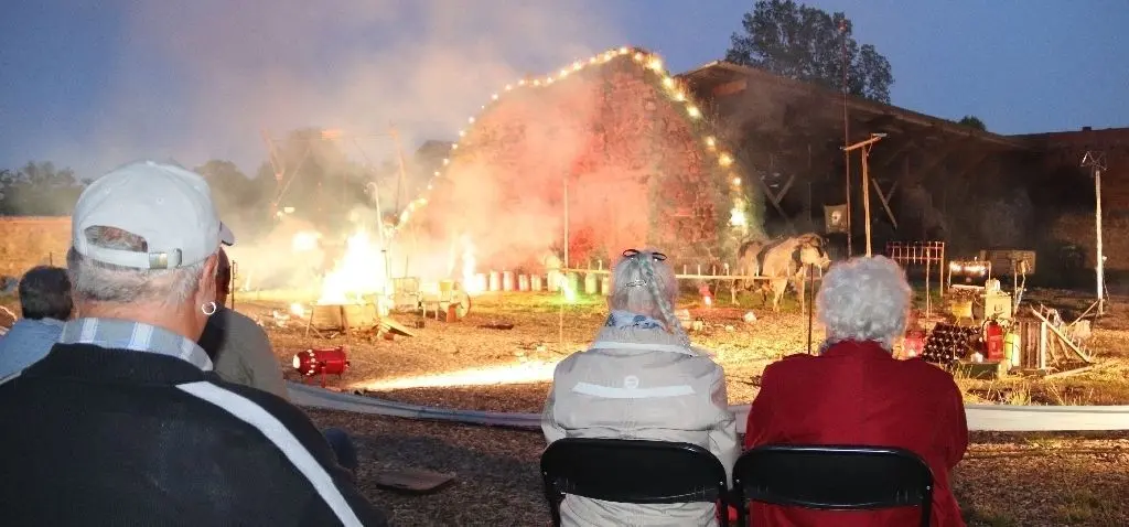 Burghof in Flammen: Das Publikum genoss die heiße Show des Berliner Ensembles der Pyromantiker in Beeskow.
