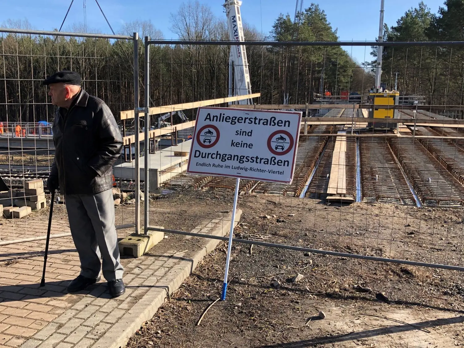 Protest der Anwohner der angrenzenden Wohngebiete, die vom Schleichverkehr durch ihre Straßen genervt sind.  