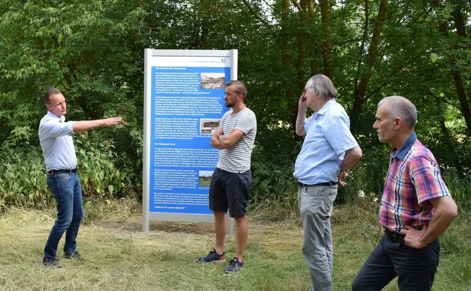 Da war er: Petershagen-Eggersdorfs Bürgermeister Marco Rutter erläutert Nico Schulz, Holger Krahnke und Reinhard Dommitzsch (v.l.) die alte Wegeführung am Teilungssee.