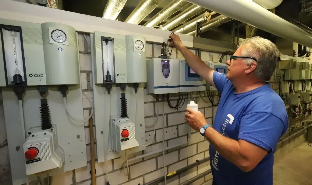 Kontrollen bleiben wichtig: Haustechniker Frank Stürzebecher von den Stadtwerken Eisenhüttenstadt schaut im Technikraum des Inselbades nach den  Messsystemen für Chlor- und pH-Werte. Die Wassertemperatur wurde abgesenkt, um Kosten zu sparen.