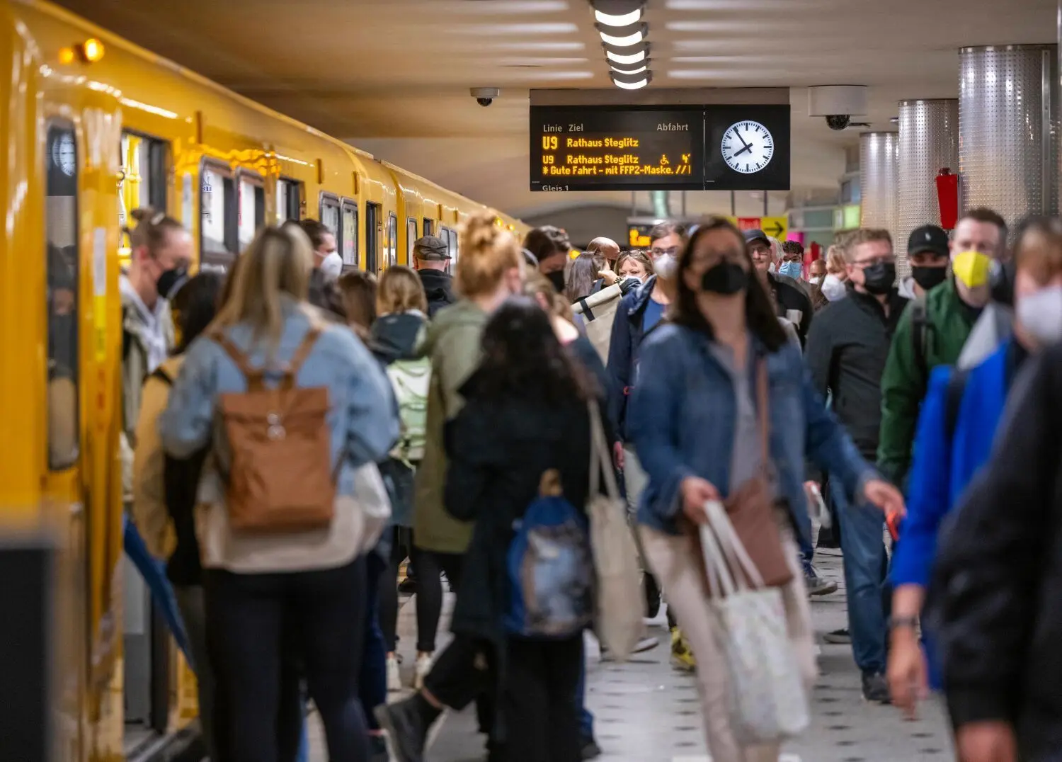 Dauerhaft dichtes Gedränge wie hier im U-Bahnhof Zoologischer Garten in Berlin kann bei Menschen Sozialstress auslösen.
