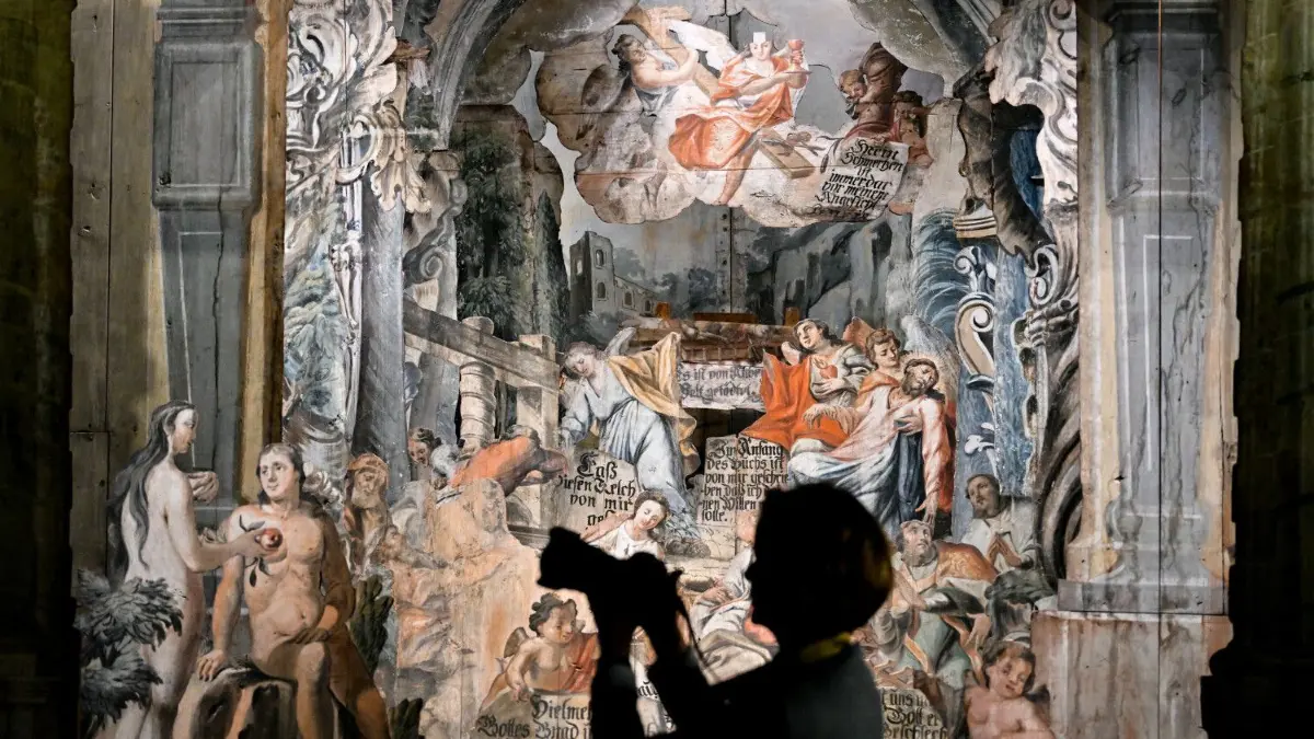 Jana Bahro, Mitarbeiterin bei der Stiftung Stift Neuzelle, fotografiert im Museums Himmlisches Theater vom Kloster Neuzelle die Szene „Gebet auf dem Ölberg“.
PRODUKTION - 24.03.2023, Brandenburg, Neuzelle: Jana Bahro, Mitarbeiterin bei der Stiftung Stift Neuzelle, fotografiert im Museums Himmlisches Theater vom Kloster Neuzelle die Szene "Gebet auf dem Ölberg". Die 1268 gegründete Klosteranlage Neuzelle wird seit Jahrzehnten saniert und für Besucher erschlossen. Rund 60 Millionen Euro flossen bisher in das als Barockwunder Brandenburgs bezeichnete Denkmal. Ab 1. April sollen sich Gäste noch besser orientieren und informieren. (zu dpa "Alles neu im alten Kloster · Per Rundgang durch die Dauerausstellung") Foto: Patrick Pleul/dpa +++ dpa-Bildfunk +++