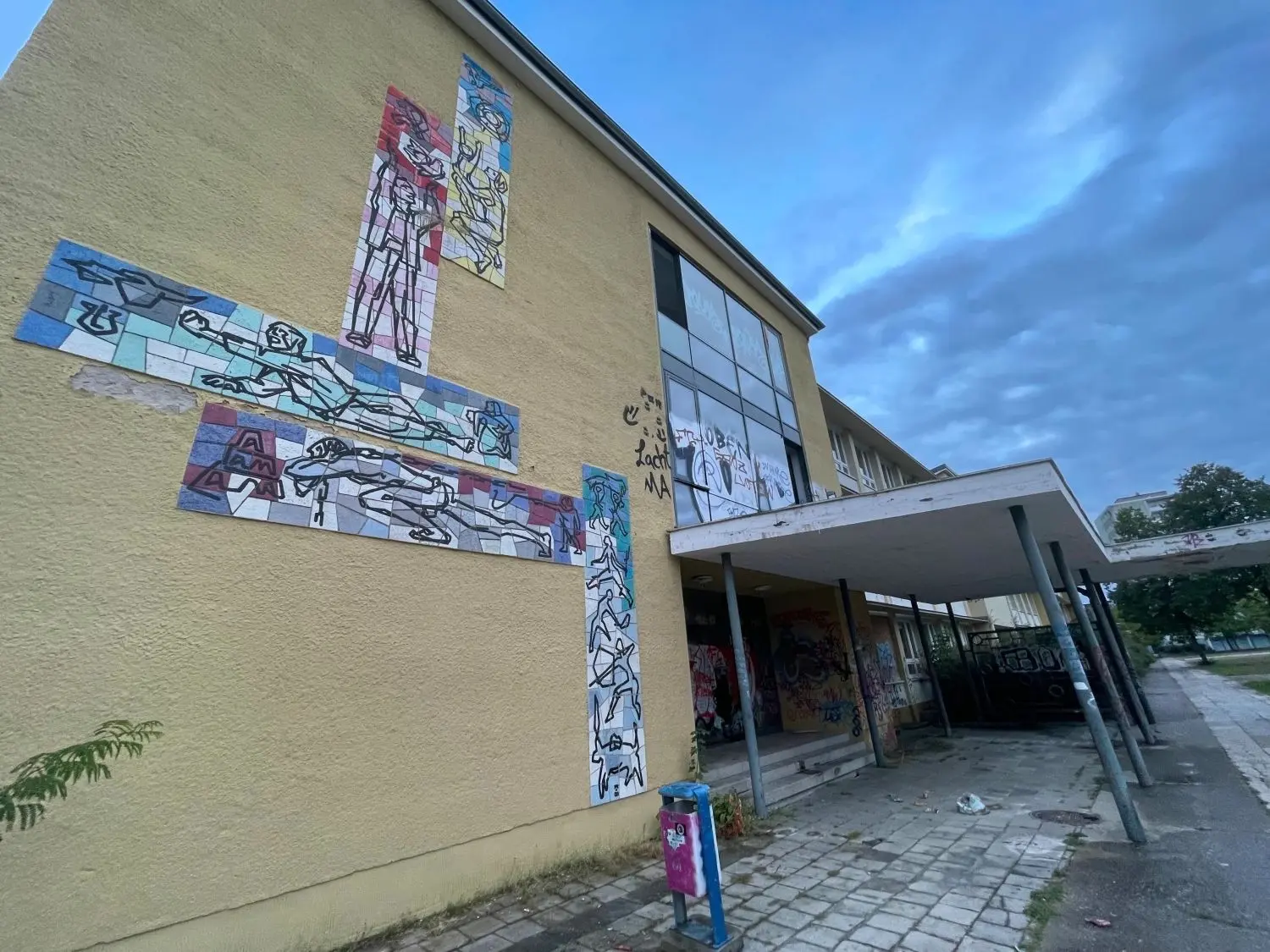 An der Fassade der ehemaligen Juri-Gagarin-Oberschule fehlen zwei Fenster. Das Gebäude ist dem Vandalismus ausgesetzt. Gibt es jetzt eine Lösung?