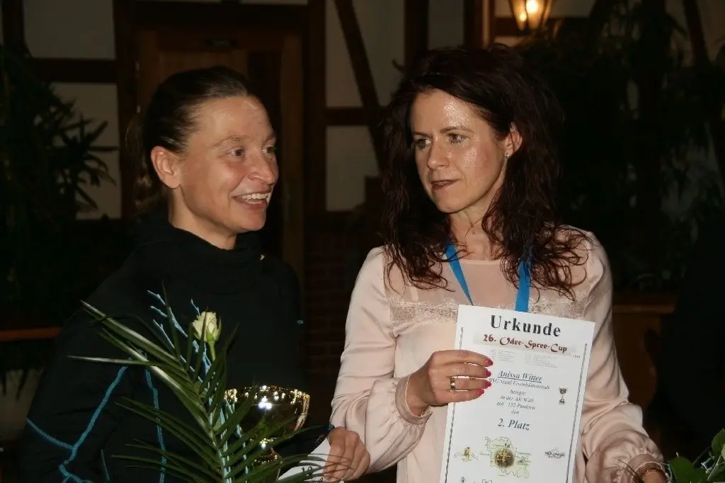 Tauschen sich aus: W-40-Siegerin Anke Schülke (links/LG Nord Berlin) und die Zweite Anissa Witter (BSG Stahl)