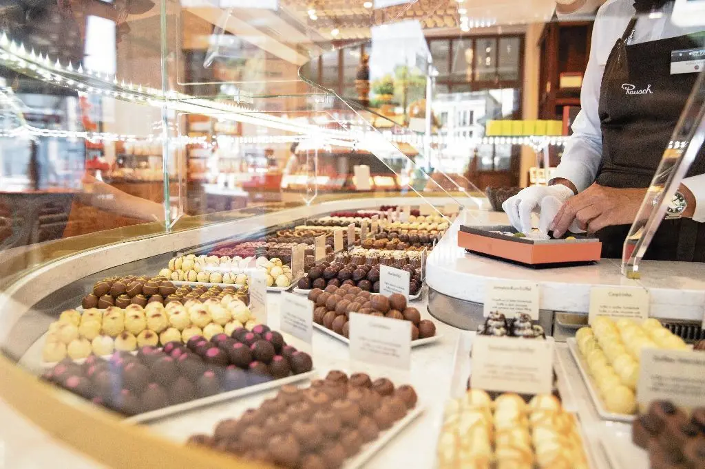 Die längste ihrer Art: Auf 30 Metern bietet die Pralinen-Theke im Erdgeschoss des  firmeneigenen Ladengeschäfts am Gendarmenmarkt 200 verschiedene Sorten.