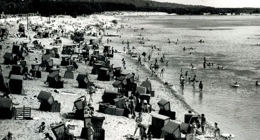 Ähnlich wie an der großen wurden auch an der kleinen Ostsee Strandkörbe an sonnenhungrige Badegäste vermietet.