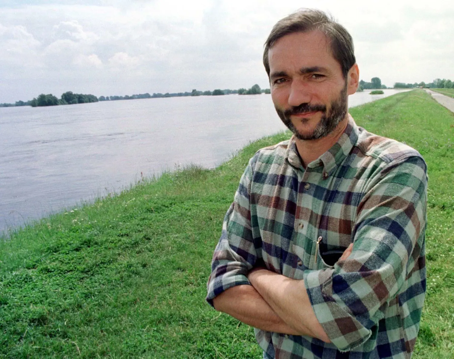 Der damalige brandenburgische Umweltminister Matthias Platzeck (SPD) steht beim Oder-Hochwasser im August 1997 auf einem Deich bei Hohenwutzen.