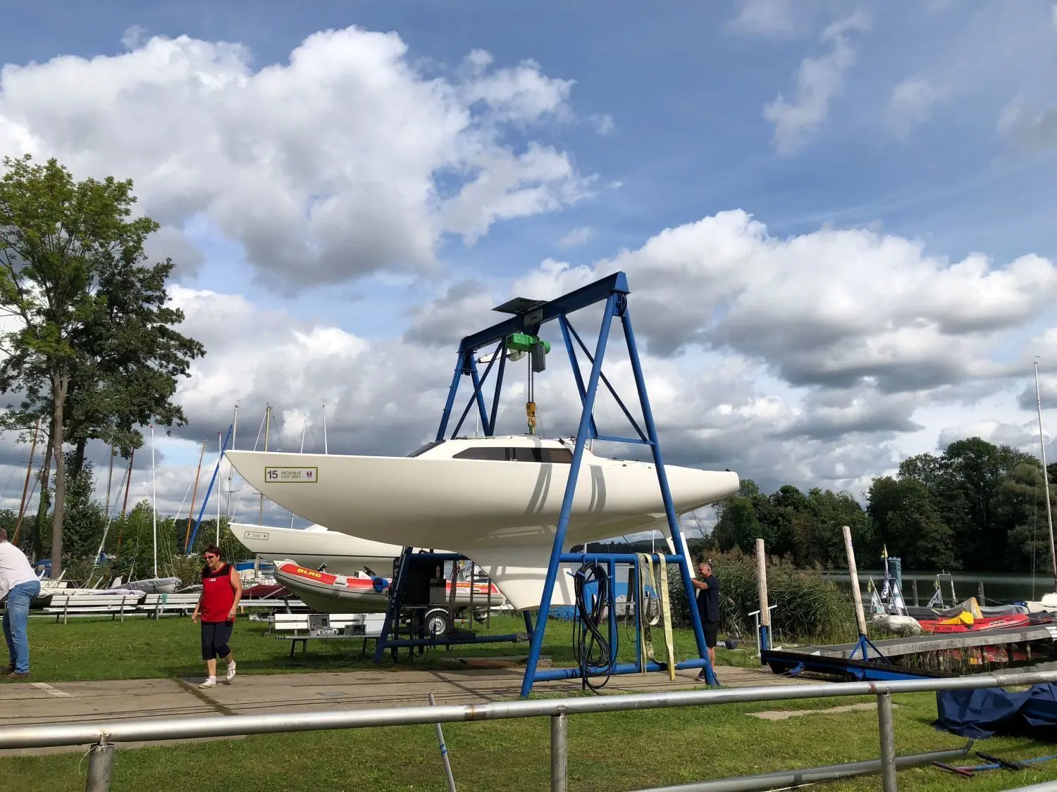 Am Haken: Die teilnehmenden Boote werden nach dem Wiegen ins Wasser mittels Slipanlage ins Wasser gebracht.