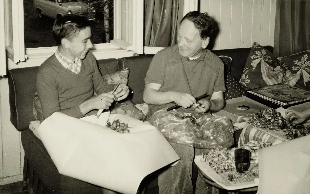 Besuch aus den Niederlanden: Bob Sondermeijer (l.) und sein Großvater John Heartfield 1961 beim Pilzeputzen im Sommerhaus in Waldsieversdorf
