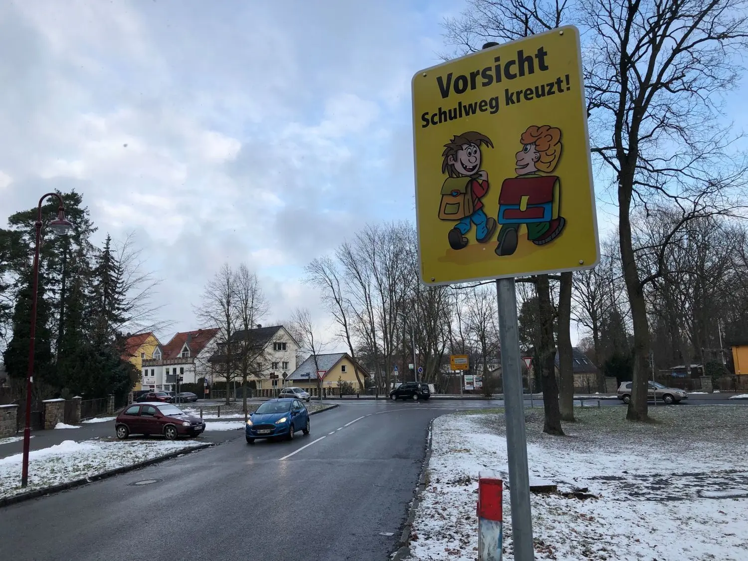 Warnung: In der Schöneicher Straße steht vor der Einmündung Rosa-Luxemburg-Damm zumindest ein Hinweis auf den Schulweg.