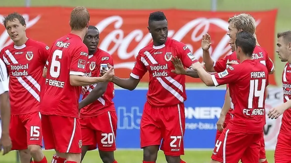 Alles bereit für den Liga-Auftakt: Am kommenden Montag startet der FCE bei Erstliga-Absteiger Fortuna Düsseldorf in die neue Saison.
Seefeld, 03.07.2013 / Fussball / Saison 2013/2014 / _Testspiel / Trainingslager / in Kirchdorf / _FC Energie Cottbus / Neftci Baku PFK / Ergebnis 2:0 / _v.l.: Alexander Bittroff (Cottbus)/ Uwe Möhrle (Cottbus)/ Charles Takyi (Cottbus)/ Boubacar Sanogo (Cottbus)/ Michael Schulze (Cottbus)/ Nicolas Farina (Cottbus)/ Erik Jendrisek (Cottbus)/ Julian Börner (Cottbus)/ _Foto: Ottmar Winter *** Local Caption *** © Ottmar Winter / Sport-Presse-Foto O.Winter / _Tel.: +49 172 3232 979 / Heinrich-Heine-Platz 7 / 14974 Ludwigsfelde / Germany / _Commerzbank; BLZ:160 400 00; Konto: 701 720 500 / Finanzamt Luckenwalde / Steuernummer 050 287 01901 / _Tel.: 0049 172 3232 979 / _E-Mail Ottmar.Winter@gmx.de / _www.winter-sportfoto.de /