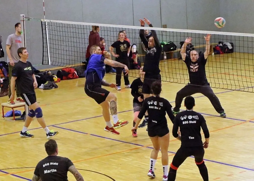 Beim Angriff: Die BSG Stahl (vorn) setzte sich im Gruppenspiel gegen 5 Bierchen und 1 Björn (hinten) durch.