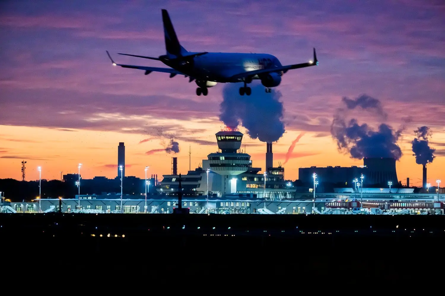 Eine Maschine der Regionalfluggesellschaft Air France Hop landet in der Abenddämmerung auf dem Flughafen Berlin-Tegel.