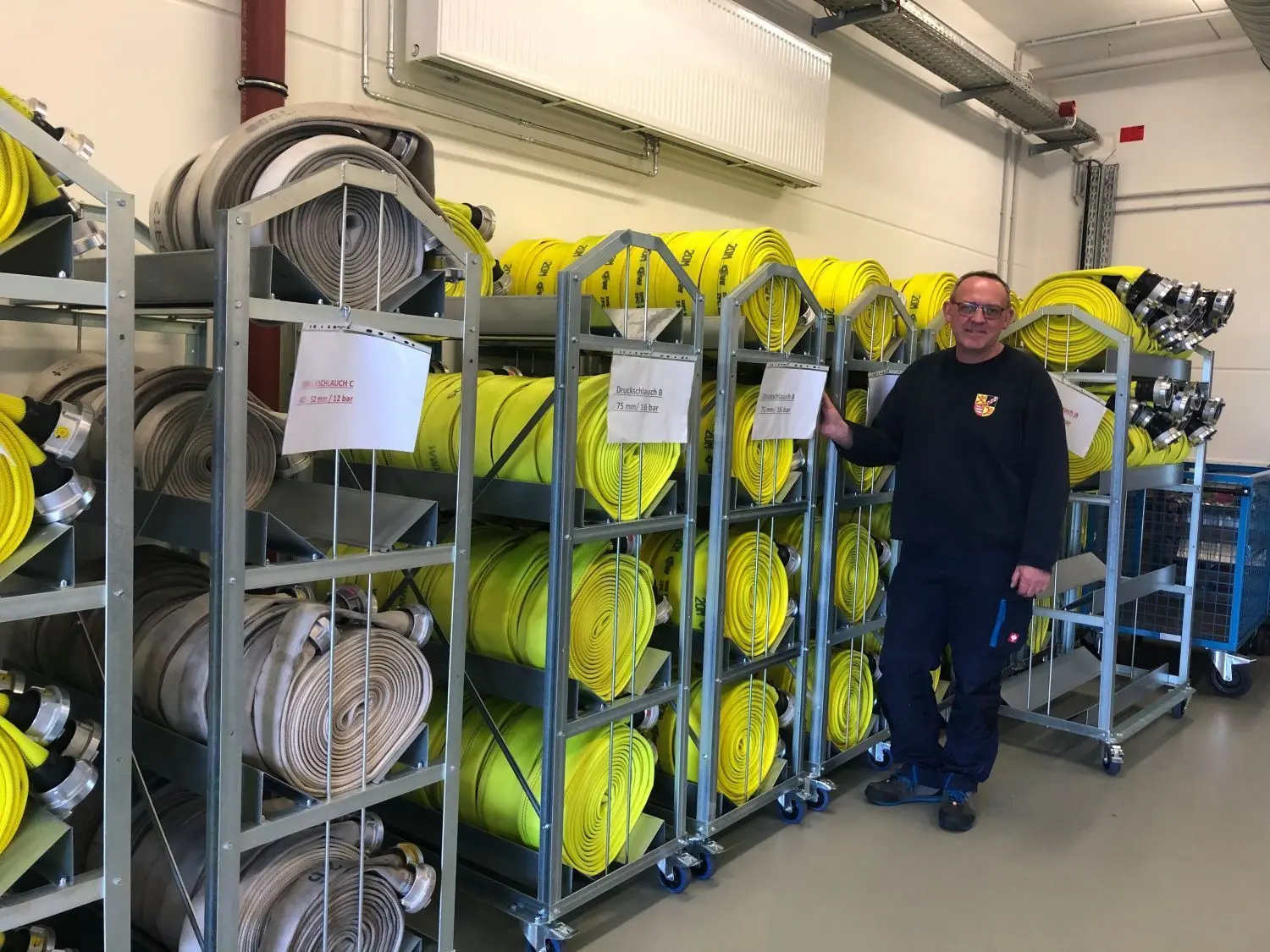 Mit prüfendem Blick: Manfred Schulze vom Technischen Dienst des Landkreises Oder-Spree ist für die Prüfung und Reinigung der Feuerwehrschläuche zuständig.