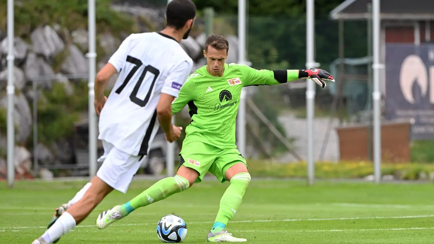 Torhüter Alexander Schwolow (links) absolvierte in Saalfelden gegen Pafos FC sein erstes Spiel für Berlin.
