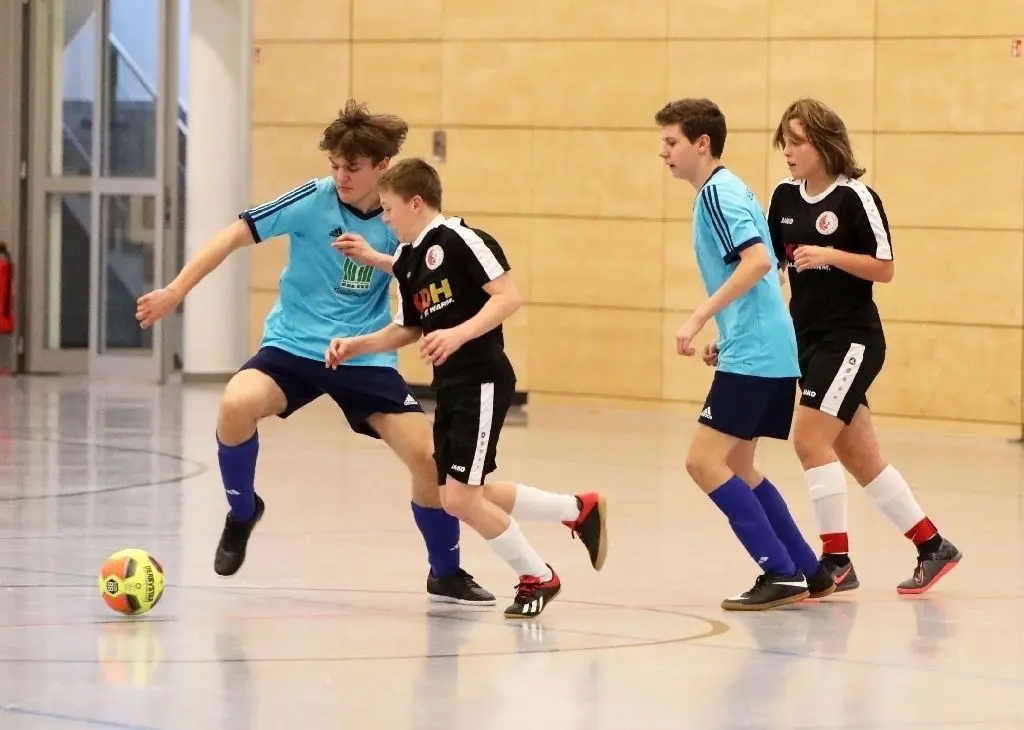Den Ball im Blick haben die FCE-C-Junioren Alec Mienack (links) und Nils Freitag (rechts) sowie der Seelower Lasse Hünelt.