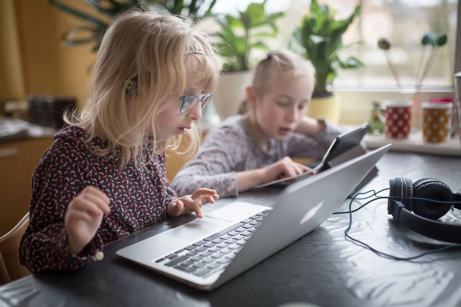 Homeschooling: Mit dem eigenen Laptop können Kinder zu Hause ungestört lernen. Doch in vielen Haushalten steht nur ein Computer zur Verfügung. Manchmal gibt es auch gar keine Möglichkeit fürt den Online-Unterricht zu Hause. In 350 Familien im Landkreis Oberhavel hat sich diese Situation dank der Initiative nun geändert.