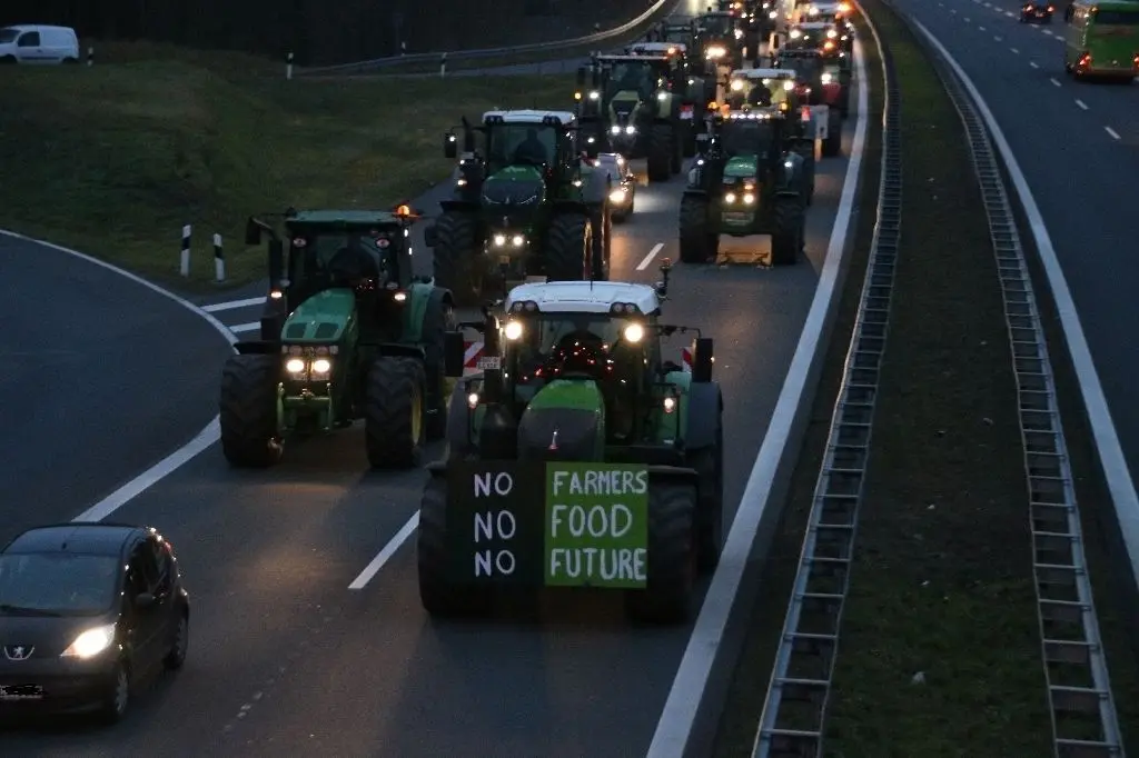Traktoren auf der B5 bei Dallgow-Döberitz auf dem Weg zur großen Agrar-Demonstration nach Berlin.