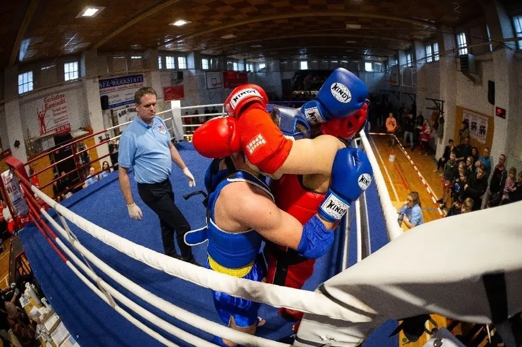 Hexenkessel Ernst-Grube-Sporthalle: Marlon Herrmann gegen Bartosz Kula (rechts) schenkten sich nichts.