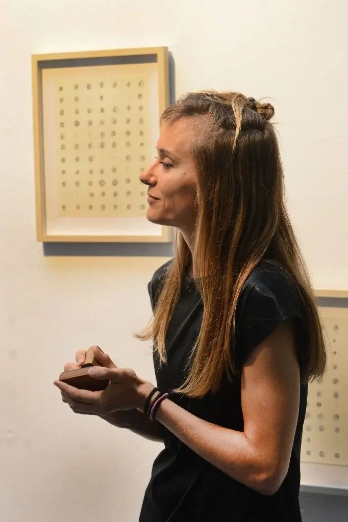 Erstaunliche Geräusche: Kathryn Gohmert imitiert Truthennen auf der Schiefertafel.