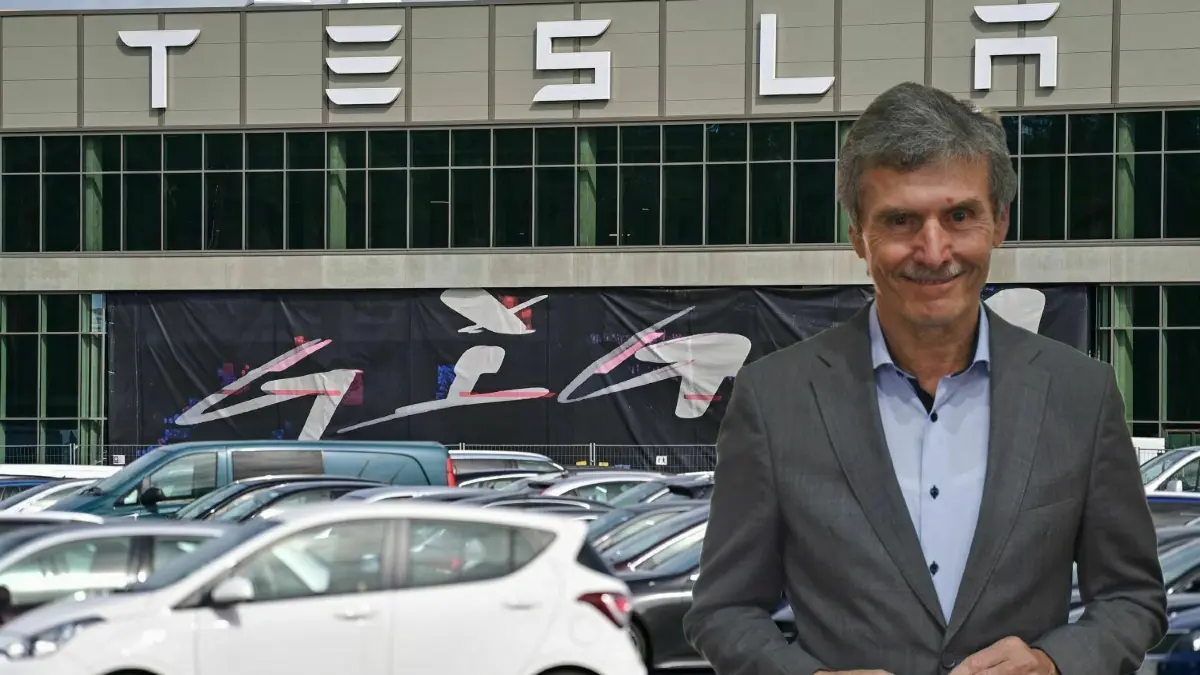 Klare Worte: Professor Ferdinand Dudenhöffer gehört zu den renommiertesten Automobil-Experten Deutschlands. Tesla und die Gigafactory Grünheide bereiten ihm Sorgen – wegen Elon Musk.
Der Haupteingang zur Fabrik der Tesla Gigafactory Berlin Brandenburg. Tesla produziert inzwischen mehr als 2000 Model Y pro Woche. (zu dpa: «Tesla fährt Produktion in deutscher Autofabrik weiter hoch») +++ dpa-Bildfunk +++