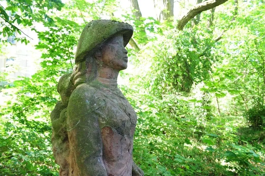 Proletarische Kunst: Die Plastik zeigt eine Reisbäuerin mit ihrem Kind. Der Zahn der Zeit nagt am Werk.