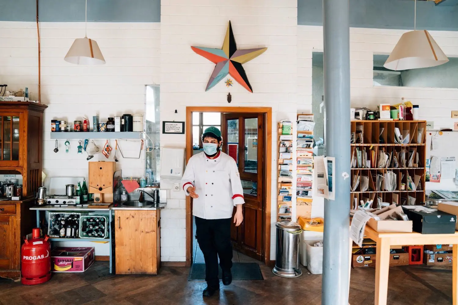 Raum für die Gemeinschaft: Koch Enes in der Küche in der Kommune Niederkaufungen bei Kassel