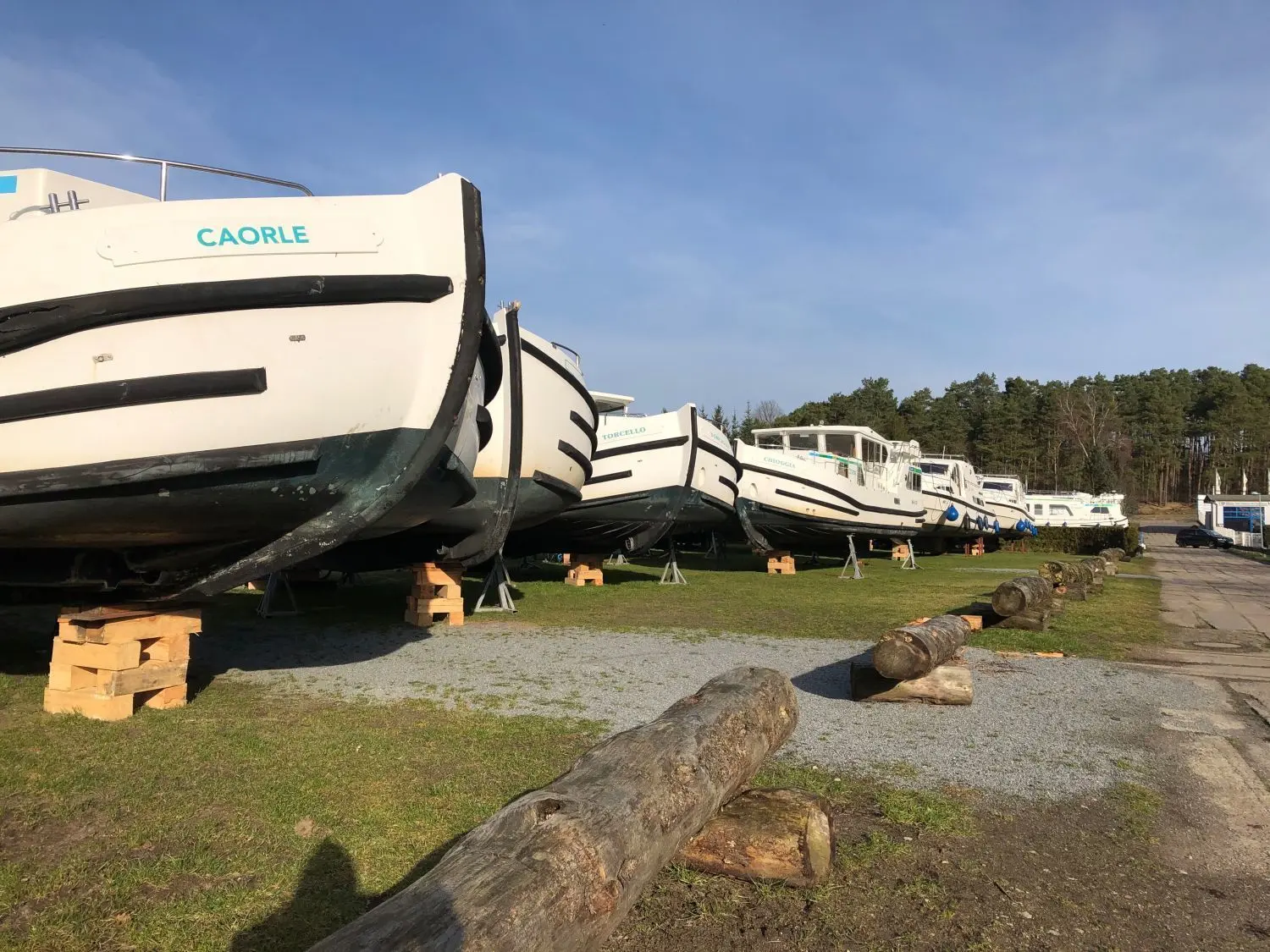 Die Locaboate halten noch Winterschlaf: Auf der Marina Fürstenberg haben Andrea Strohwald und ihr Mann als Betreiber seit Januar dennoch viel zu tun. Auch das Ambiente soll attraktiv für Freizeitkapitäne gemacht werden, die an der Marina vor Anker gehen wollen.