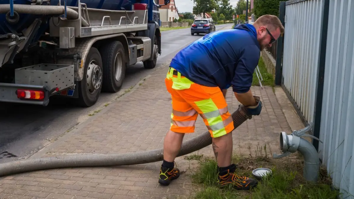 Darum geht es: die Entsorgung von Schmutzwasser aus Sammelgruben, hier ein Beispiel aus Tauche.
24.06.2020 Tauche, Sebastian Lehmann vom Wasser- und Abwasser-Zweckverband Beeskow und Umland leert eine Abwassergrube.