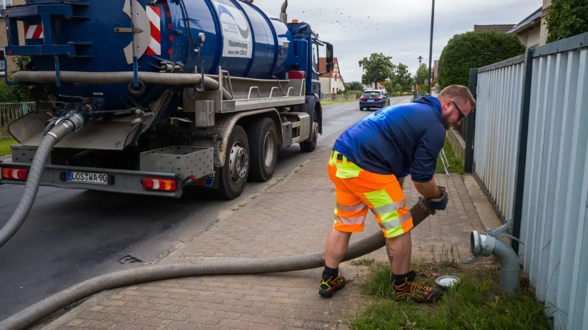 Darum geht es: die Entsorgung von Schmutzwasser aus Sammelgruben, hier ein Beispiel aus Tauche.
24.06.2020 Tauche, Sebastian Lehmann vom Wasser- und Abwasser-Zweckverband Beeskow und Umland leert eine Abwassergrube.